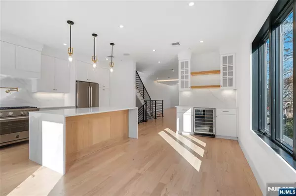 Cliffside Park, NJ 07010,460 Greenmount AVE