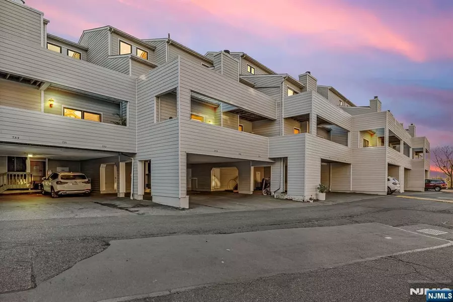 750 Mainsail LN, Secaucus, NJ 07094