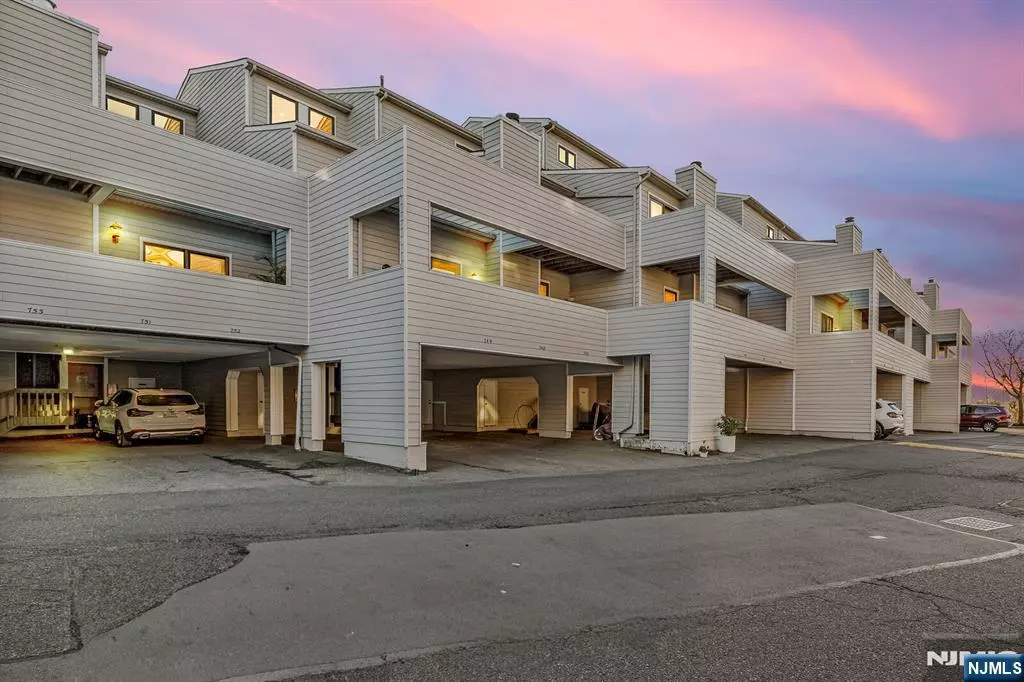 Secaucus, NJ 07094,750 Mainsail LN