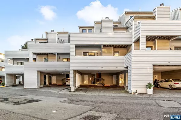 Secaucus, NJ 07094,750 Mainsail LN