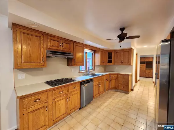 Tenafly, NJ 07670,16 Burlington RD