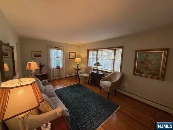 Waldwick, NJ 07463,24 Summit AVE