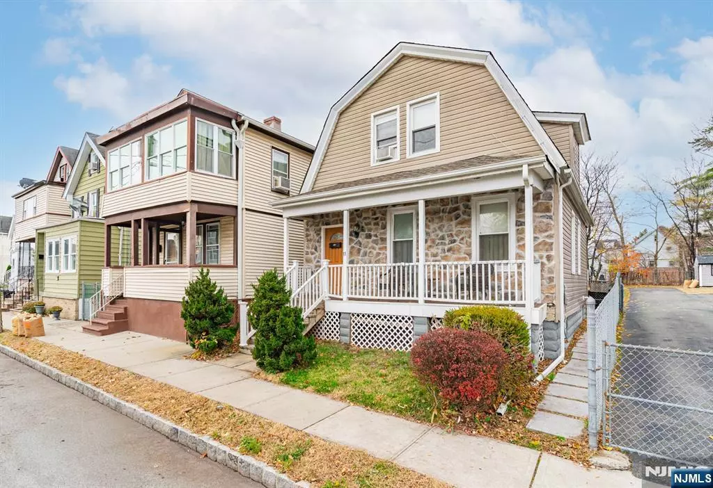 West Orange, NJ 07052,11 Meade ST