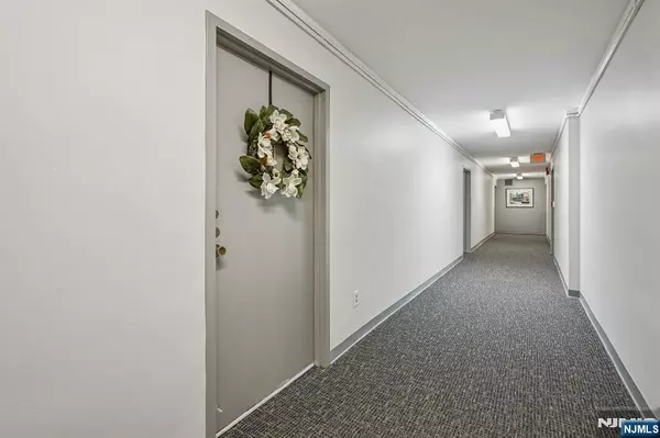 Glen Ridge, NJ 07028,926 Bloomfield AVE