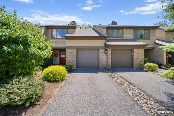 12 Sandburg CT, Mahwah, NJ 07430