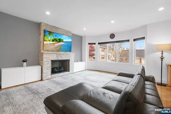 Fort Lee, NJ 07024,807 Edgewood LN #B