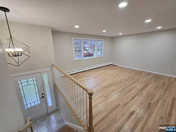 Ramsey, NJ 07446,131 Momar DR