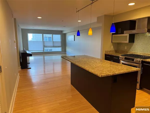 Cliffside Park, NJ 07010,310 Cliff LN #4E