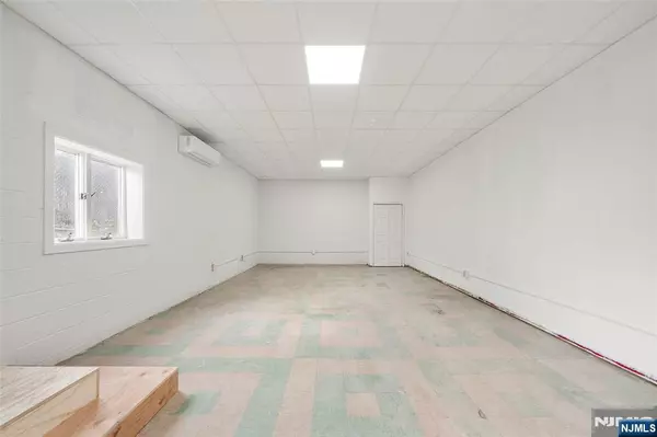 Midland Park, NJ 07432,21 Van Blarcom