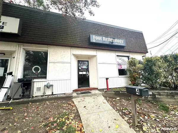 Paramus, NJ 07652,23 Farview AVE #4