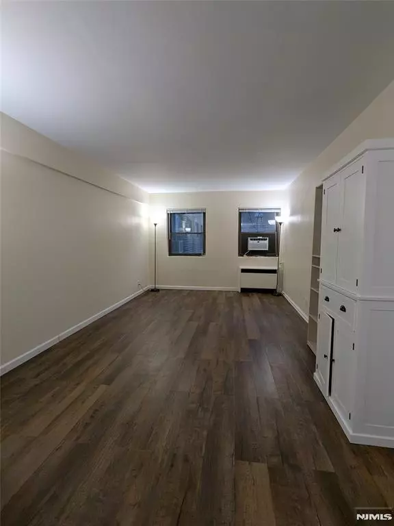 Fort Lee, NJ 07024,401 Park PL #1-E