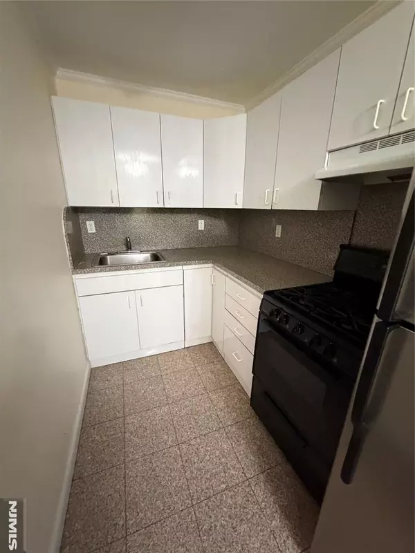 Fairview, NJ 07022,420 Sheridan PL #9