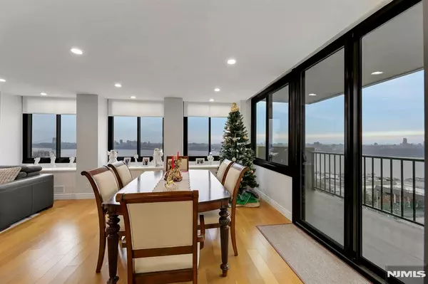 300 Winston DR #C0910, Cliffside Park, NJ 07010