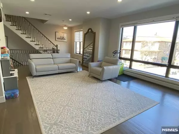 Palisades Park, NJ 07650,78 W Edsall BLVD #2