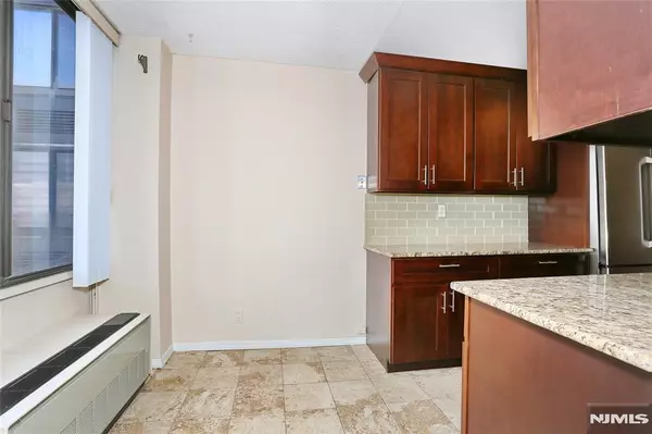 Cliffside Park, NJ 07010,300 Winston #2906