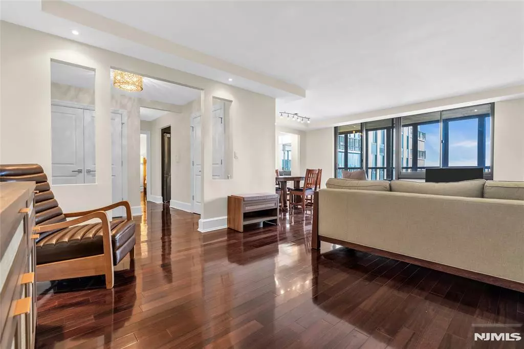 Cliffside Park, NJ 07010,200 Winston DR #1711