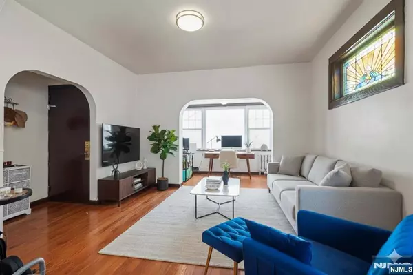 Edgewater, NJ 07020,436 Undercliff AVE #1