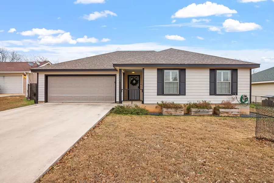 205 Green Oaks Loop, Fredericksburg, TX 78624