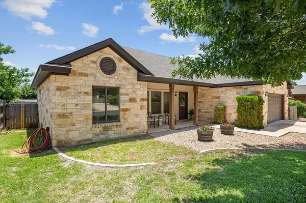 711 Englemann Oak Dr, Fredericksburg, TX 78624