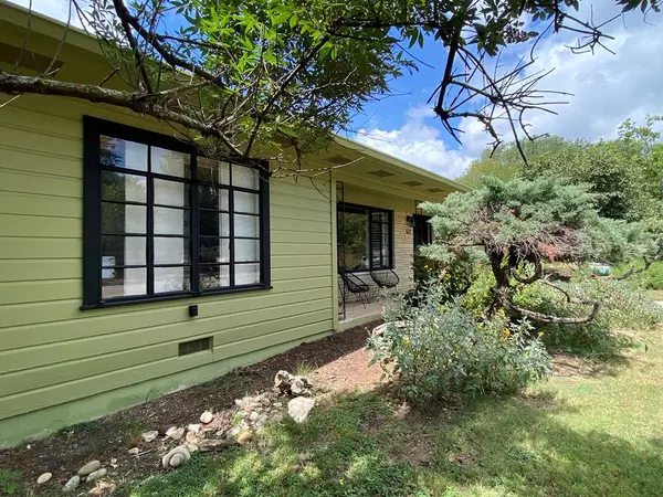 825 Myrta St, Kerrville, TX 78028