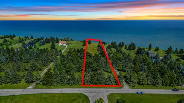 626 Lakeshore Dr, Kewaunee, WI 54216