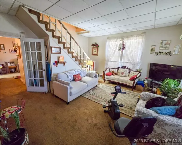 Versailles, MO 65084,207 S Maple St
