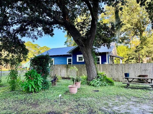 201 12th St, Apalachicola, FL 32320