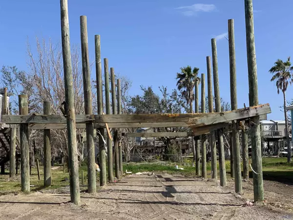 180 Capital Ln, Grand Isle, LA 70358