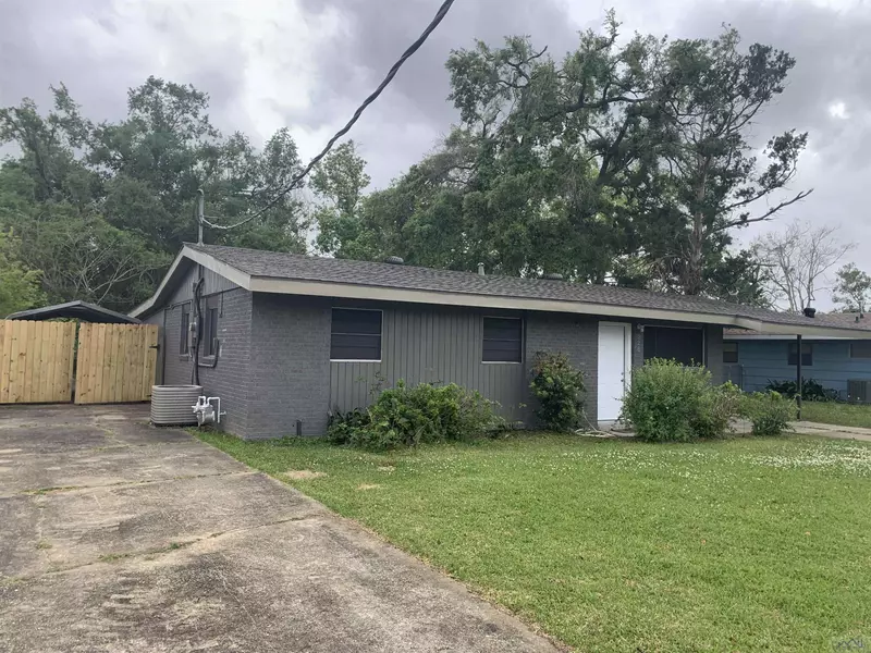 228 Oakshire Dr, Houma, LA 70364