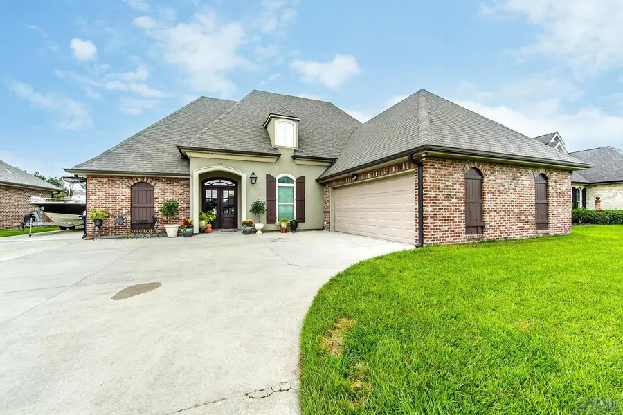 321 Lakewood Dr, Houma, LA 70360