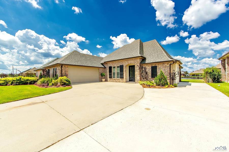 326 Ravensaide Drive, Houma, LA 70360