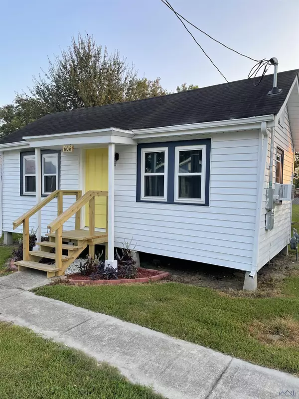 606 St Joseph St, Napoleonville, LA 70390