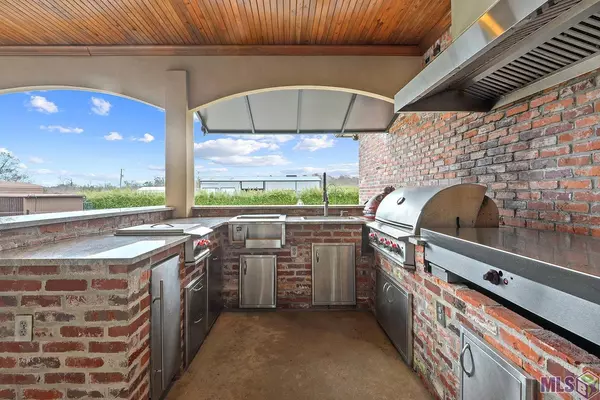 11388 Hwy 22, St Amant, LA 70774