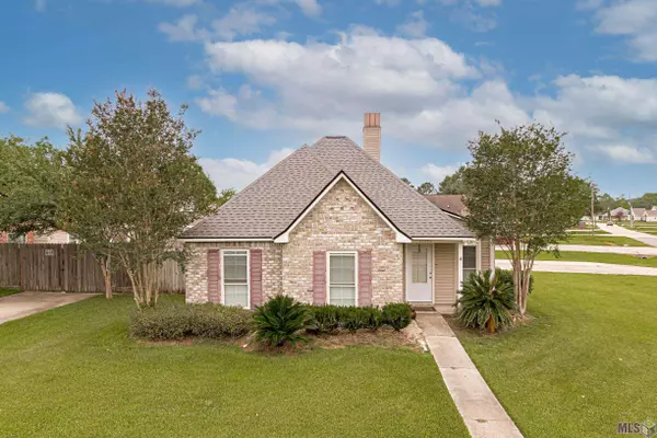 11355 Shelly St, St Amant, LA 70774