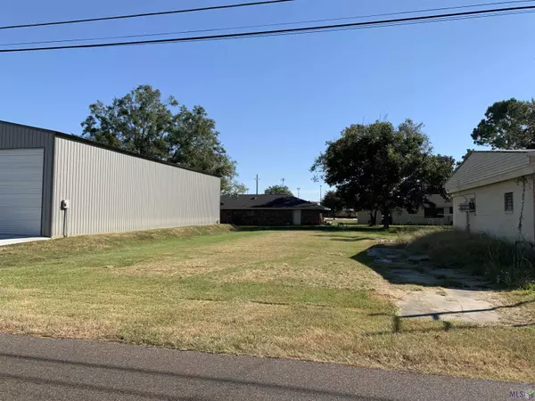 213 W Ascension St, Gonzales, LA 70737