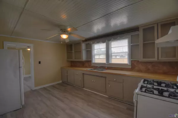 Sorrento, LA 70778,8069 Main St