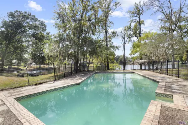 Baton Rouge, LA 70810,952 W Lakeview Dr