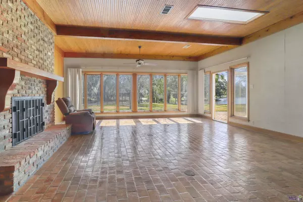 Baton Rouge, LA 70810,952 W Lakeview Dr