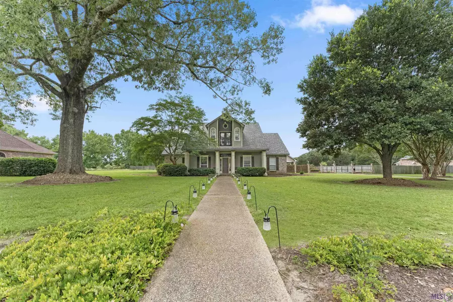 1207 Mills Pointe Dr, Zachary, LA 70791