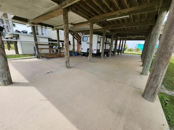 Grand Isle, LA 70358,129 W Central Ave