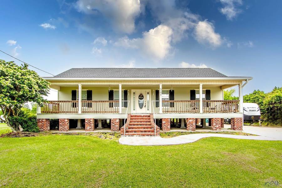 345 Le Village Dr, Larose, LA 70373