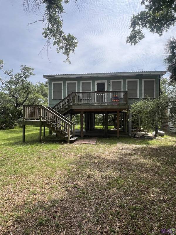 176 Smith Ln, Grand Isle, LA 70358