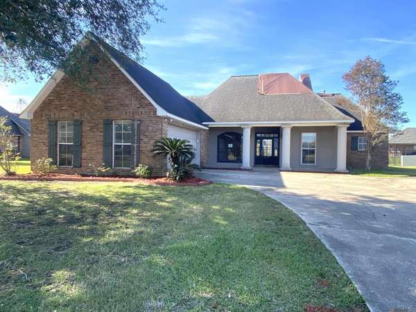 6397 Pelican Crossing Dr, Gonzales, LA 70737