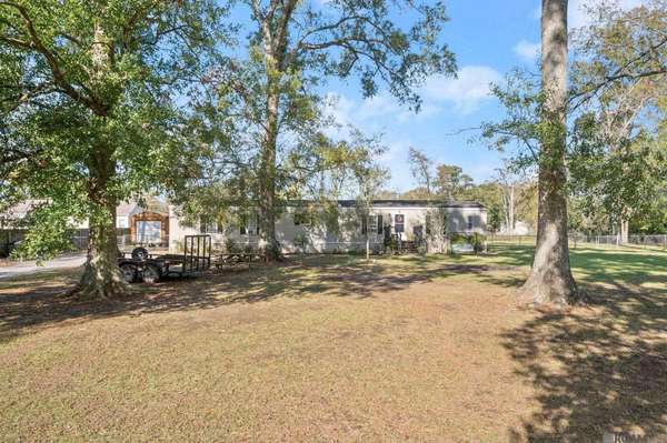 13502 Hilbert Young Rd, Gonzales, LA 70737