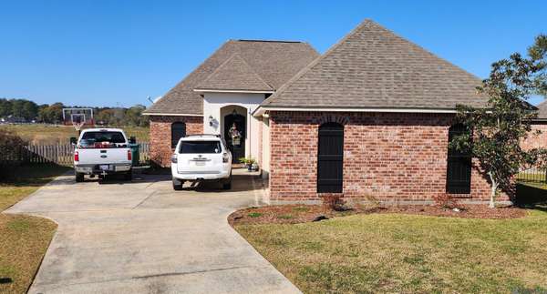 31067 Autumn Lake Dr, Walker, LA 70785