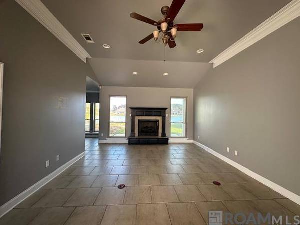 34136 Fountain View Dr, Walker, LA 70785