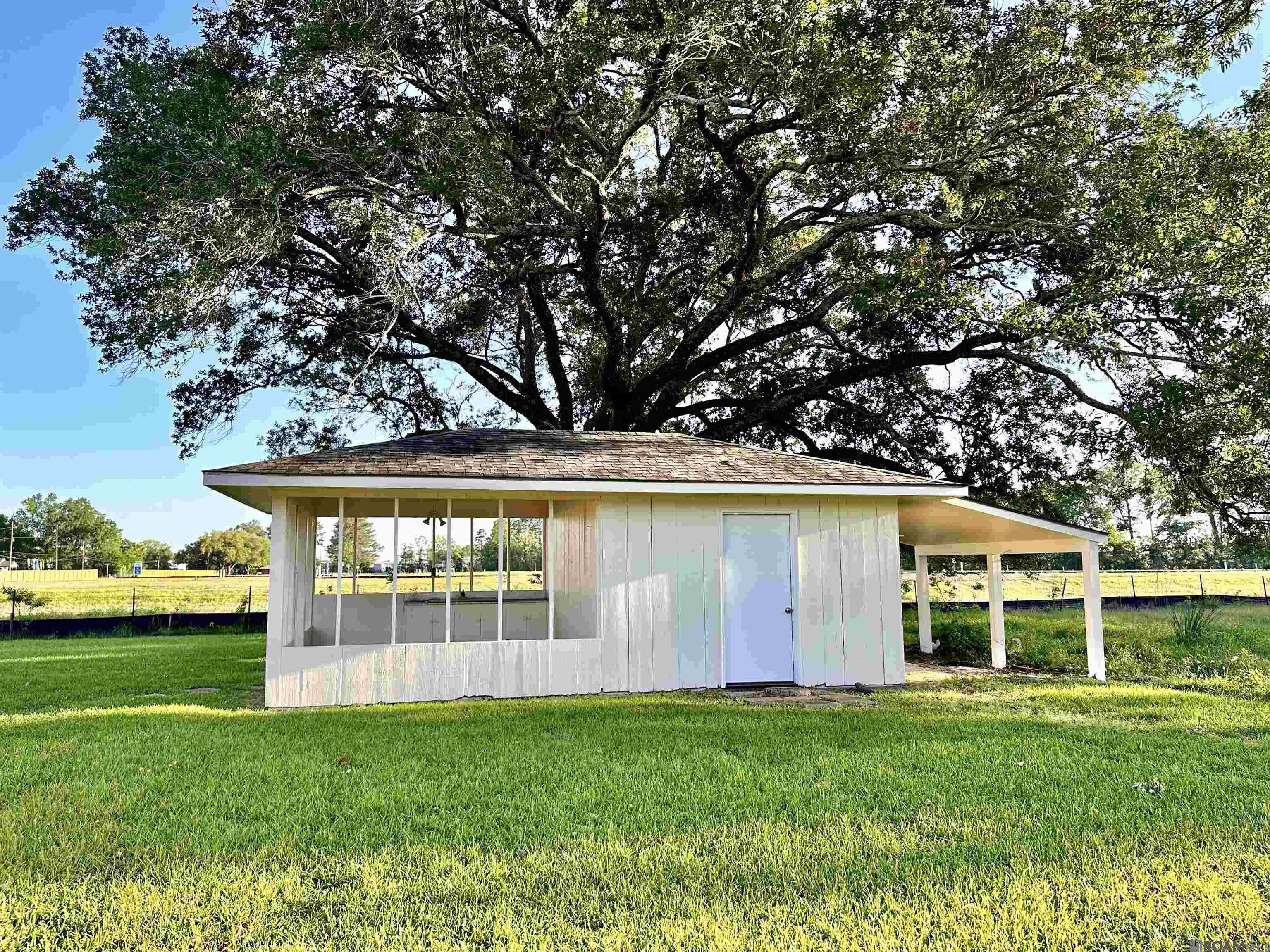 Gonzales, LA 70737,1219 S Lanoux Ave
