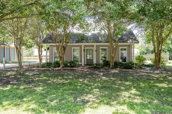 1884 Landsdown Dr, Port Allen, LA 70767