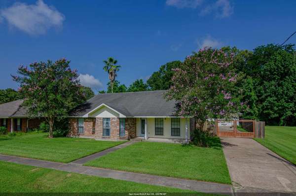 6647 Maple St, Zachary, LA 70791