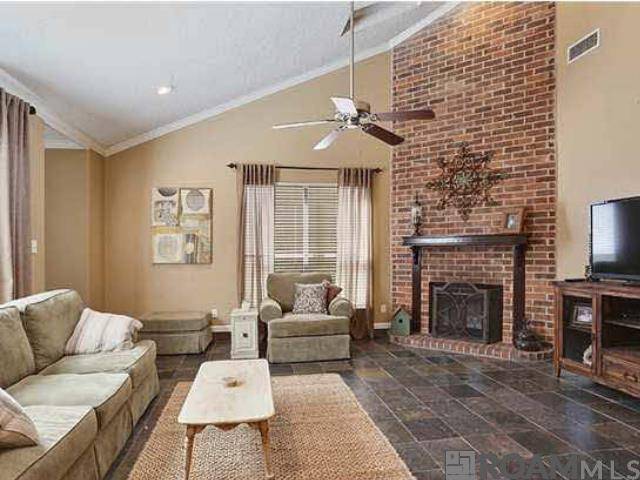5972 N Fort Clarke Dr, Baton Rouge, LA 70817